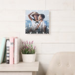 Horloge Carrée Photo de mariage chic moderne L'amour conquiert to<br><div class="desc">Oreiller de décoration avec calligraphie et typographie moderne indiquant : 'L'amour conquiert tout' ainsi que vos noms personnalisés. Personnalisez avec votre photo préférée,  vos noms et la date de votre mariage. Cadeau idéal pour la Saint-Valentin,  les jeunes mariés ou un anniversaire de mariage.</div>