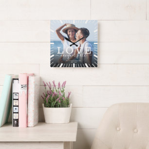 Horloge Carrée Photo de mariage chic moderne L'amour conquiert to