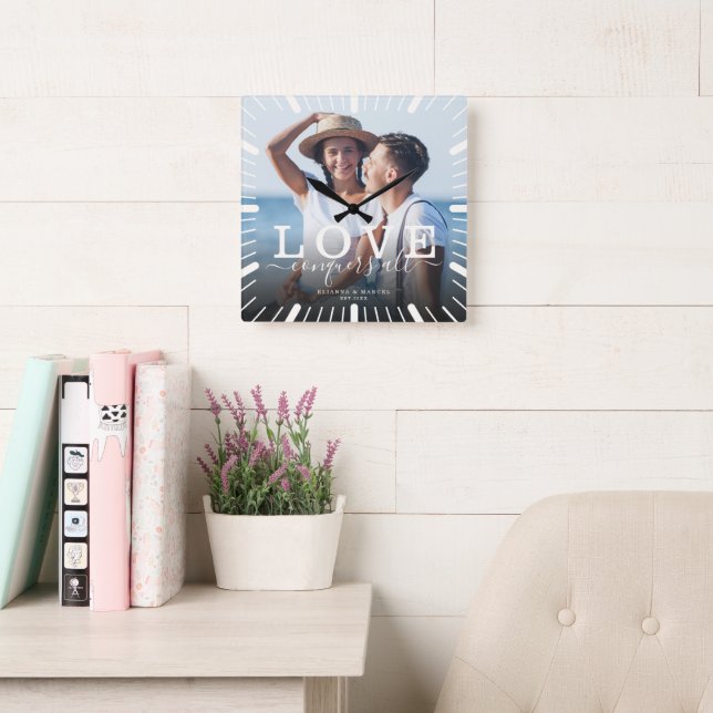 Horloge Carrée Photo de mariage chic moderne L'amour conquiert to (Salle de lecture)