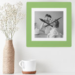 Horloge Carrée Photo Famille Moderne Vert Simple Lovely Cadeau<br><div class="desc">Photo Famille Moderne Vert Simple Lovely Cadeau</div>