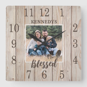Horloge Carrée Photo personnalisée Nom de famille Rustic Wood Far