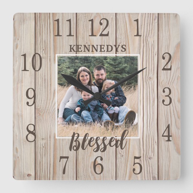 Horloge Carrée Photo personnalisée Nom de famille Rustic Wood Far (Recto)