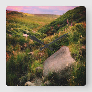 Horloge Carrée Pierres, à flanc de colline