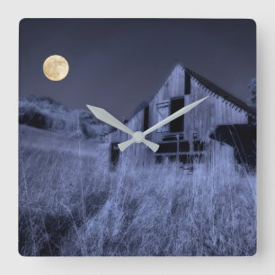 Horloge Carrée Pleine lune au-dessus Vieille grange patinée