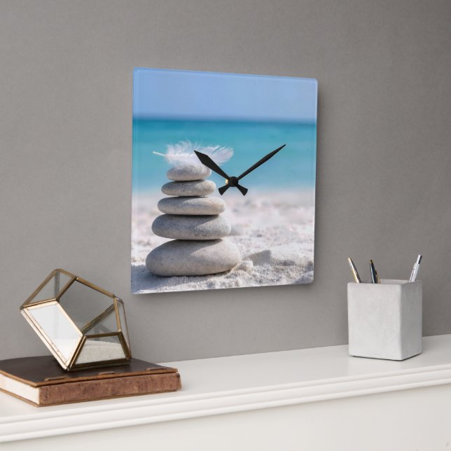 Horloge Carrée Plume blanc sur un cairn de plage (Bureau)