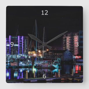 Horloge Carrée Plymouth Barbican par nuit
