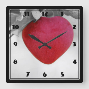 Horloge Carrée Pomme en forme de coeur rouge dramatique