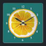 Horloge Carrée Pop art jaune citron aquarelle originale<br><div class="desc">Une jolie tranche colorée de fruits de citron jaune provenant d'un tableau original de l'artiste Sacha Grossel. Ce grand fruit de style pop art est jaune et très lumineux et coloré contre un arrière - plan de couleur turquoise bleue personnalisable. Excentrique et original.</div>