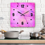 Horloge Carrée Pots de confetti en marbre de verre moderne et ros<br><div class="desc">Les chiffres en gras, en noir facile à lire et les points de confettis colorés orange, rose et violet recouvrent une aquarelle en marbre rose vif et chic, un arrière - plan veiné de parties scintillant violette. Aménagez votre chambre préférée avec cette horloge moderne, élégante, simple et chic. Vous avez...</div>