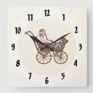 Horloge Carrée Poupée en Bisque Vintage dans un Landau en Osier