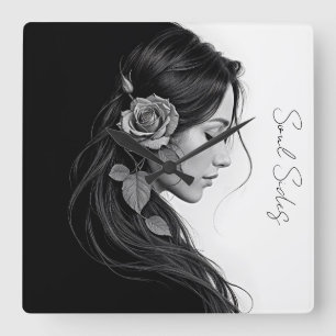 Horloge Carrée Profil féminin artistique avec rose en monochrome