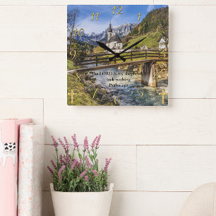 Horloge Carrée Psaume 23:1 église près de la montagne avec rivièr
