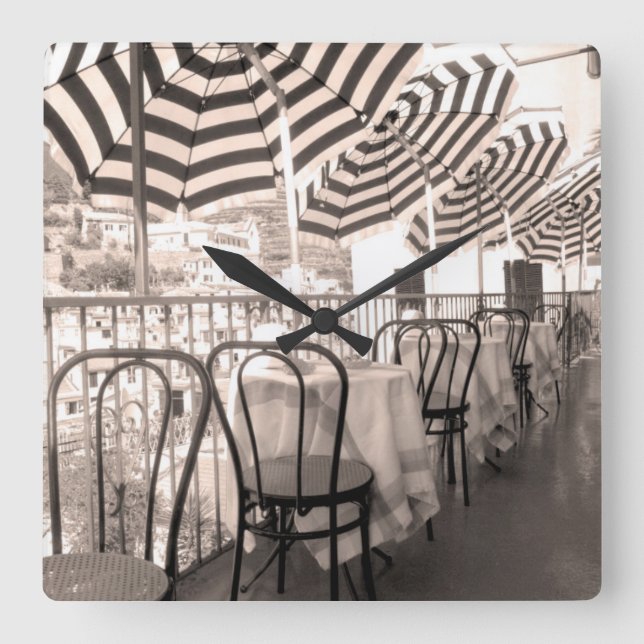 Horloge Carrée Quaint restaurant balcony (Recto)