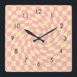 Horloge Carrée Retro Yellow Pink Check Warped Checkered Dorm<br><div class="desc">Parfait coussin design dépoli à damiers aux couleurs pastel,  plein de grandes vibes. Motif moderne de vérificateurs déformés. Ce joli design rétro psychédélique vous emmène au pays des merveilles. Chèques déformés aux couleurs pastel. Chèques filaires et tourbillons,  à damiers motif pastel</div>