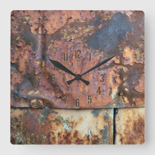 Horloge Carrée Revêtement métallique rouillé d'un vieux bâtiment