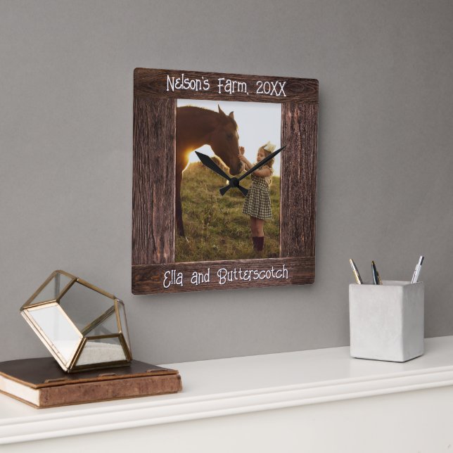 Horloge Carrée Rustic Brown Wood Text Editable Faux Photo Frame (Bureau)