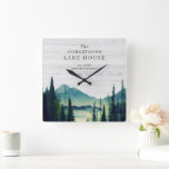 Horloge Carrée Rustic Lake House Thème | Nom de famille<br><div class="desc">Ajoutez un look élégant et tendance à votre maison ou bureau avec notre horloge de montagne rustique. Ajoutez votre libellé personnalisé à cette conception à l'aide des cases "Modifier ce modèle de conception" situées à droite de l'élément, ou cliquez sur le bouton bleu "Customiser" pour arranger le texte, modifier les...</div>