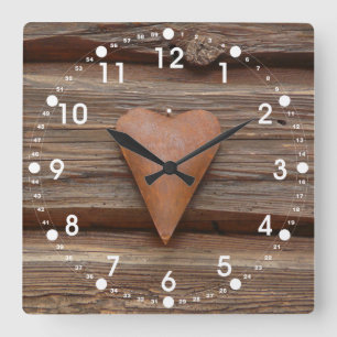 Horloge Carrée Rustic Old Heart on Log Cabin Wood