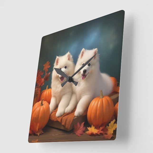 Horloge Carrée Samoyed Chiot Automne Citrouille de plaisir (Angle)