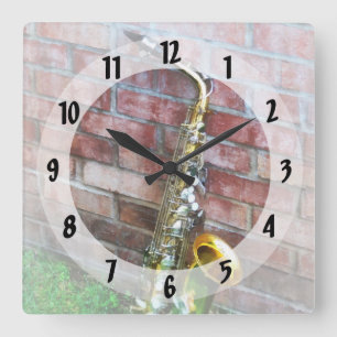 Horloge Carrée Saxophone contre la brique