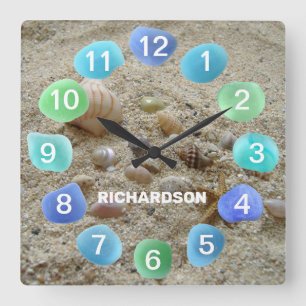 Horloge Carrée Sea Glass and Seashells on Beach Sand Personalized