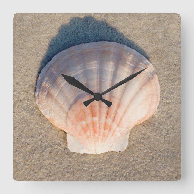 Horloge Carrée Sea Shell Laying On Sandy Beach (Recto)