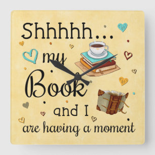 Horloge Carrée Shhh Mon livre et moi avons un moment