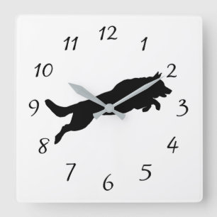 Horloge Carrée Silhouette de chien berger allemand sauter sur