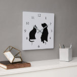 Horloge Carrée Silhouettes de chien de chat moderne animaux arriè<br><div class="desc">Silhouettes de chat et de chien modernes, animaux domestiques, assis sur l'horloge arrière - plan gris clair.</div>