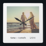 Horloge Carrée Simple Black and White Newlywed Photo<br><div class="desc">Fun wall clock that micks the look of photo. This cool wall clock feh a minimum design and a filtre over your photo give an aged, retro look (the filtre can be change d or removed by clicking the customize button). Makes a great wedding vend à la bride et au...</div>