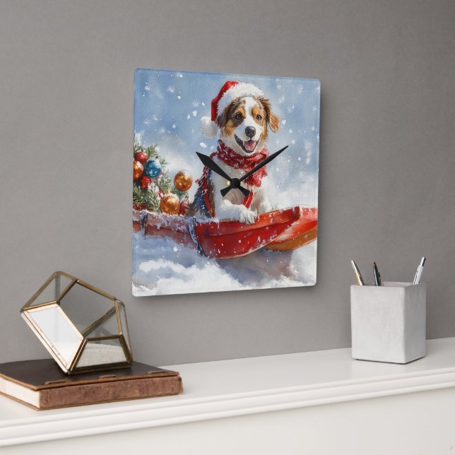 Horloge Carrée Spaniel breton dans un traîneau de Noël (Bureau)
