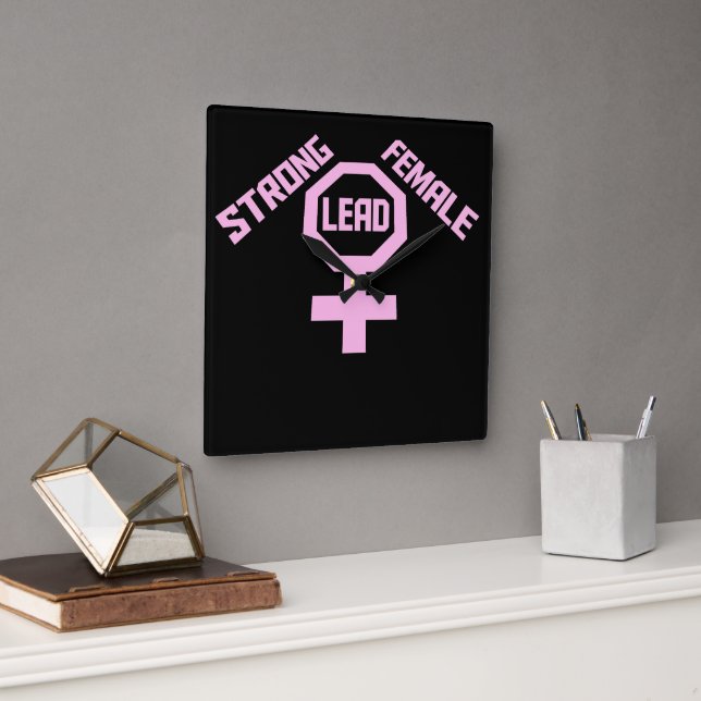 Horloge Carrée Strong Female Lead Feminist Empowerment Quote Logo (Bureau)