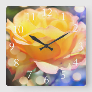 Horloge Carrée Superbe fleur de rose jaune.  L'art floral.
