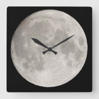Superlune dans le ciel noir