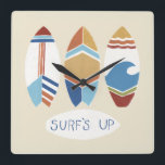 Horloge Carrée SURF ! Surf<br><div class="desc">SURF ! Je d'ici juin Erica Vess. Dispose de trois planches de surf avec des designs différents et amusants et "Surf Up" phrase au bas de l'image.</div>