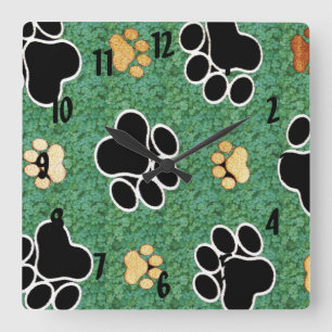 Horloge Carrée Tan and black paw print on green grass