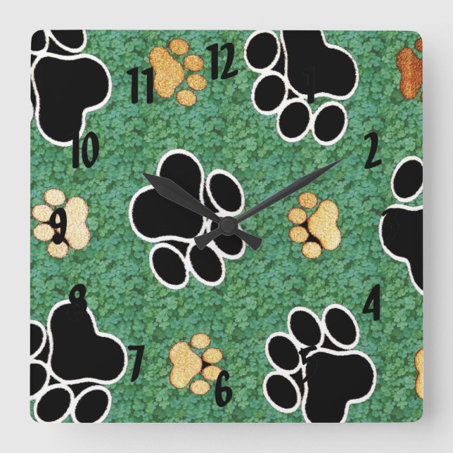 Horloge Carrée Tan and black paw print on green grass (Recto)