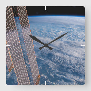 Horloge Carrée Tasman Et Mer De Corail Recouvertes De Nuages.