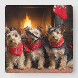Horloge Carrée Terrier australien près du feu Noël