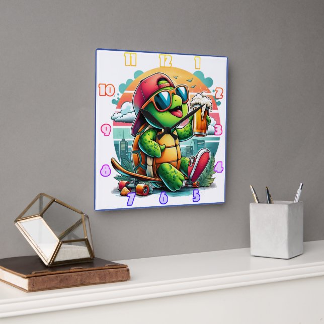 Horloge Carrée Tortue cool se reposant avec un verre sur la prome (Bureau)