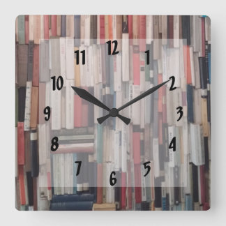 Horloge Carrée Towering Wall of Books