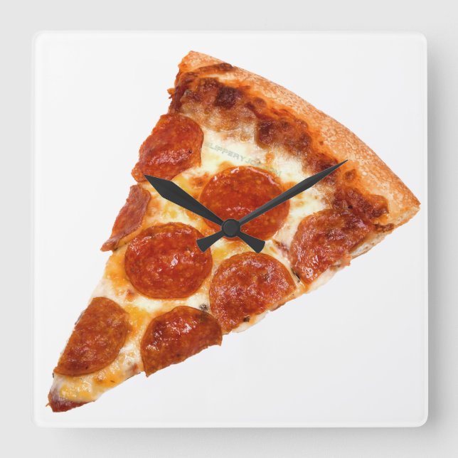 Horloge Carrée Tranche de pizza pepperoni classique de SlipperyJo (Recto)