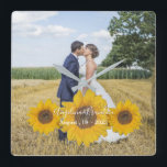 Horloge Carrée trio de tournesol - votre photo mariage<br><div class="desc">Horloge murale carré avec un trio de tournesols avec votre photo mariage comme arrière - plan. Idéal pour vos mariages campagnards. L'art floral unique d'Alma Wad dans un ton de temps/été de récolte incorpore les noms du couple et la date de leur mariage dans les fleurs. Pour voir toute ma...</div>