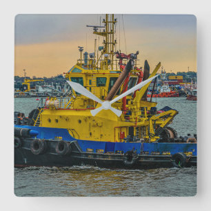 Horloge Carrée Tugboat sailing at river, montevideo, uruguay