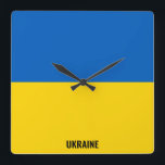 Horloge Carrée Ukraine Drapeau éblouissant patriotique<br><div class="desc">Ukraine Drapeau éblouissant Mur Carré patriotique Horloge dans les couleurs et les éléments du drapeau national ukrainien couvrant le devant de l'horloge. Les couleurs du drapeau national sont complétées par le texte "Ukraine" en bas. Le texte est entièrement personnalisable à l'aide de la fonction "Customiser !". N'hésitez pas à le...</div>