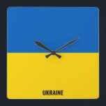 Horloge Carrée Ukraine Drapeau éblouissant patriotique<br><div class="desc">Ukraine Drapeau éblouissant Mur Carré patriotique Horloge dans les couleurs et les éléments du drapeau national ukrainien couvrant le devant de l'horloge. Les couleurs du drapeau national sont complétées par le texte "Ukraine" en bas. Le texte est entièrement personnalisable à l'aide de la fonction "Customiser !". N'hésitez pas à le...</div>