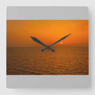 Horloge Carrée Un coucher de soleil sur la mer à l'horloge murale