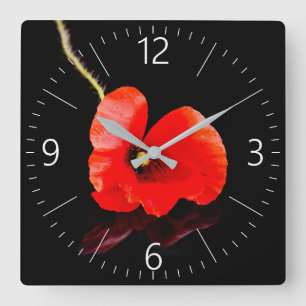 Horloge Carrée Un seul pavot rouge en noir