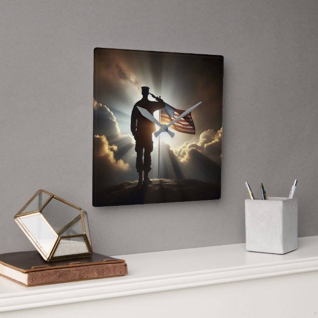 Horloge Carrée Un soldat américain sauve le drapeau américain (Bureau)