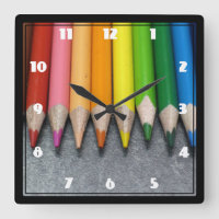 Une rangée des crayons colorés